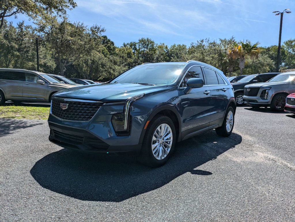 Certified 2024 Cadillac XT4 Luxury w/ Cold Weather Package FWD image 8