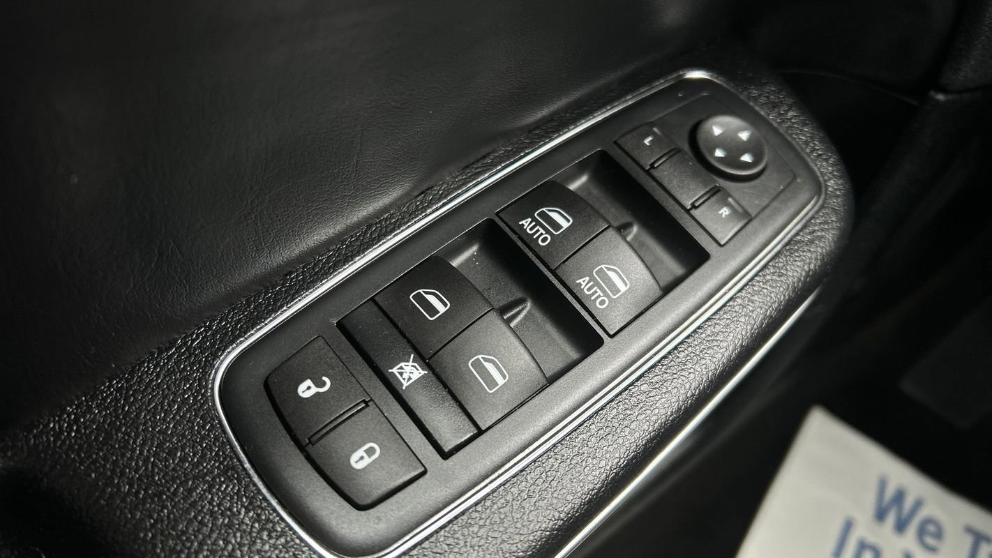 Used 2016 Chrysler 300 Limited image 33