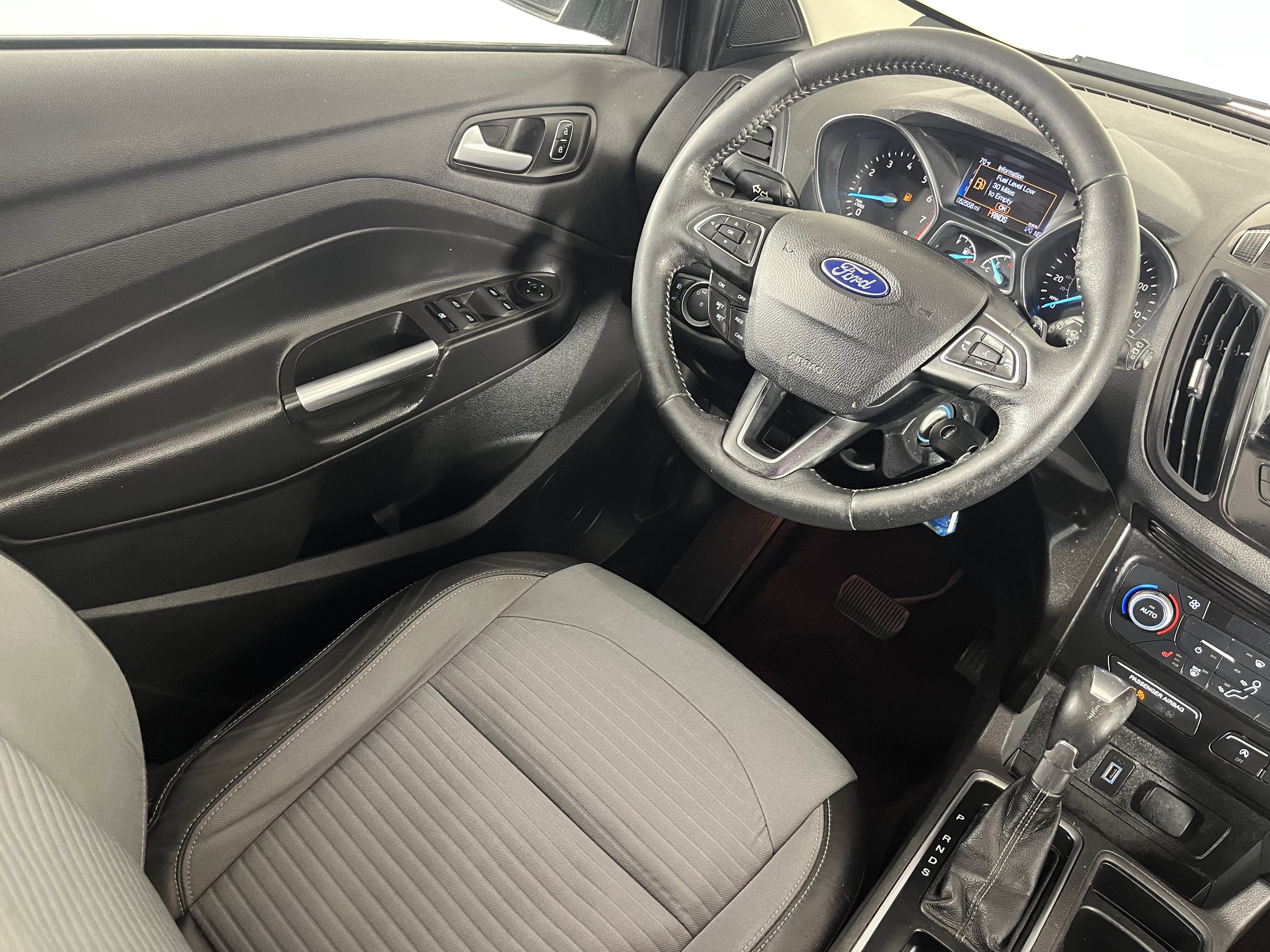 Used 2018 Ford Escape SE w/ SE Sport Appearance Package image 9