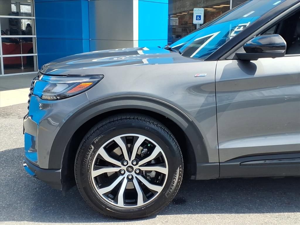 Used 2025 Ford Explorer ST-Line w/ Premium Package image 7