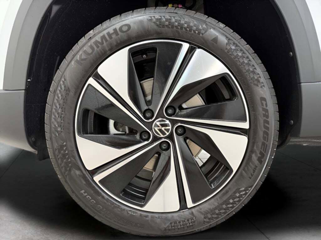 New 2025 Volkswagen Taos SE image 22