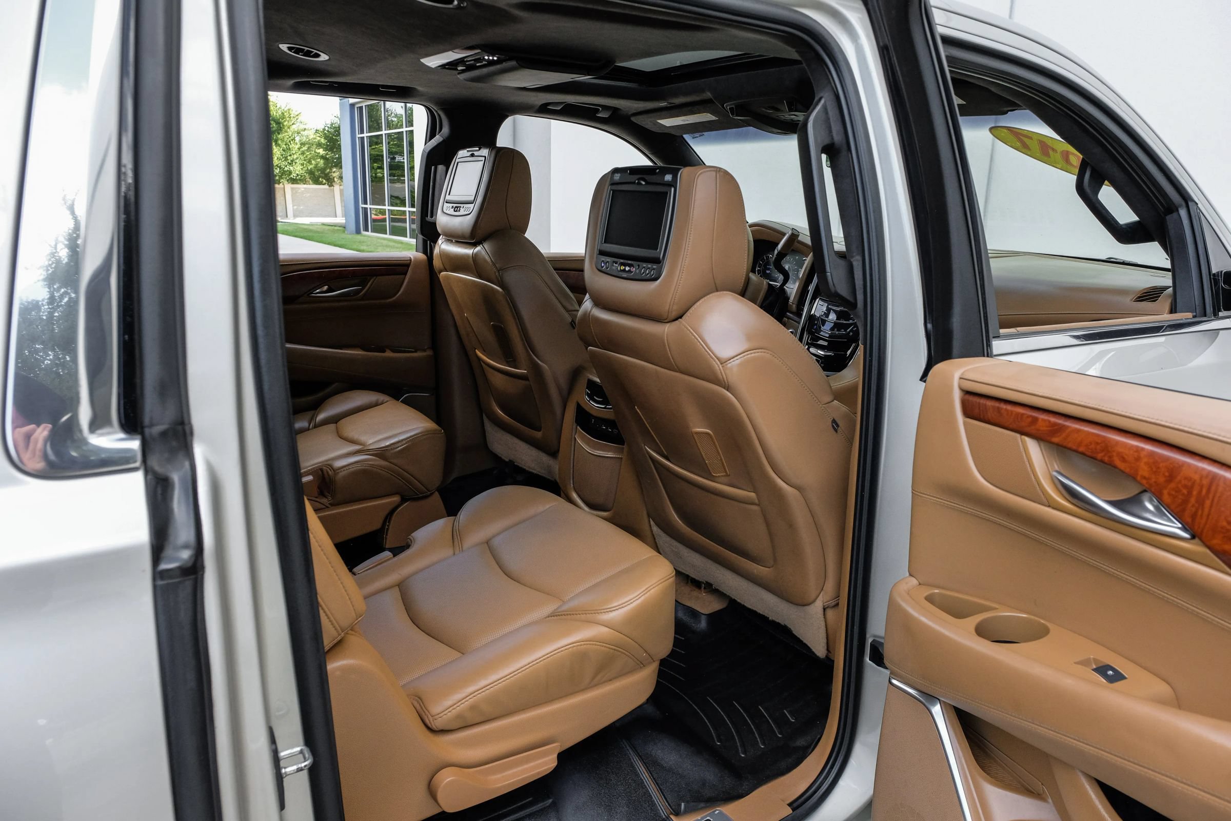 Used 2017 Cadillac Escalade ESV Platinum AWD/4WD image 39