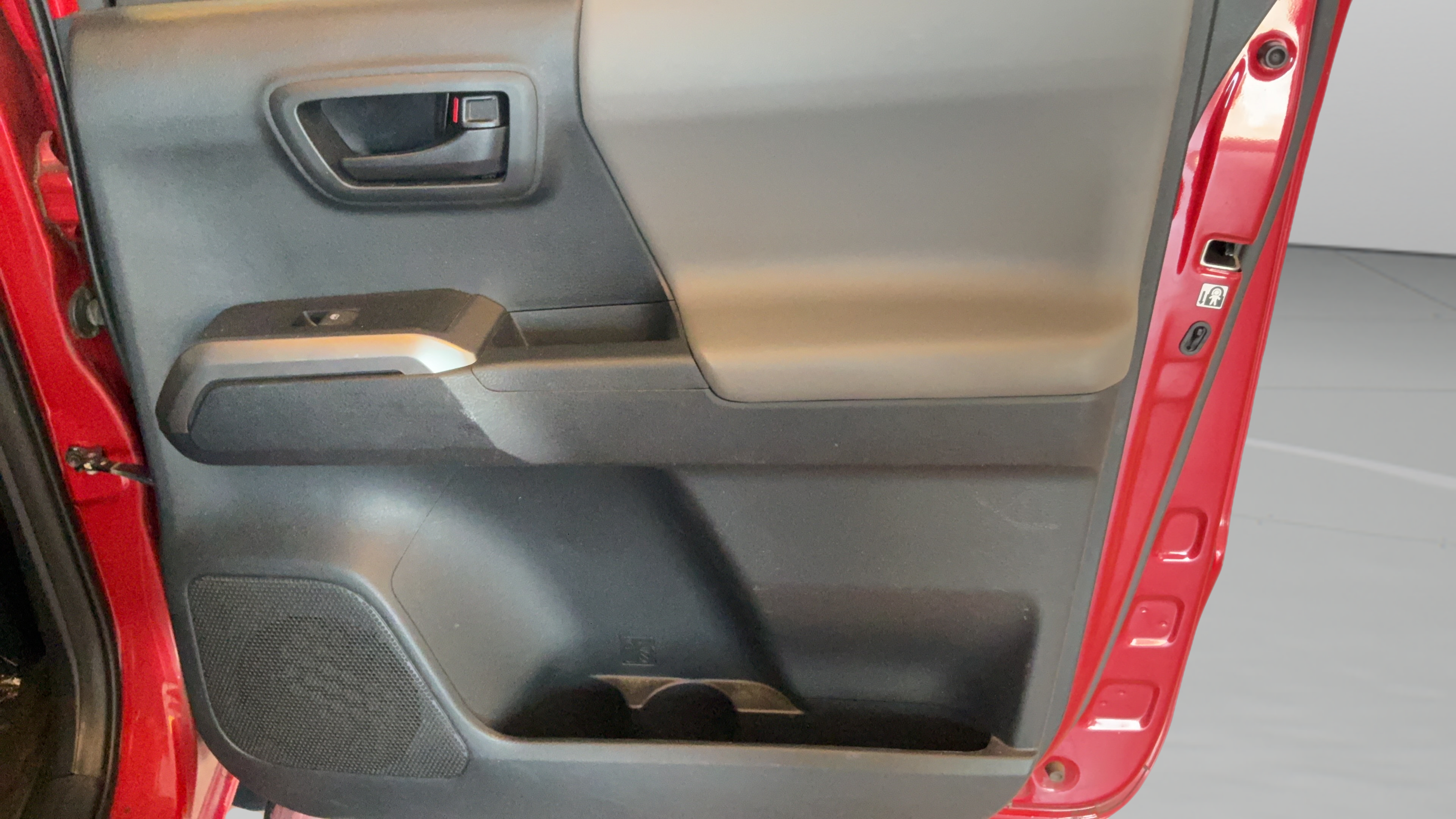 Used 2016 Toyota Tacoma SR5 w/ SR5 Appearance Package (SN) RWD image 33