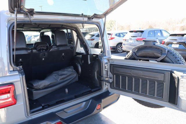 Used 2018 Jeep Wrangler Unlimited Sahara w/ Dual Top Group AWD/4WD image 9