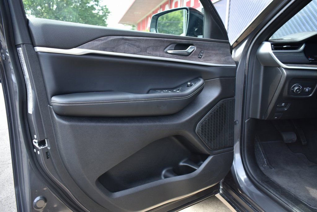 Used 2025 Jeep Grand Cherokee Limited w/ Black Appearance Package image 26