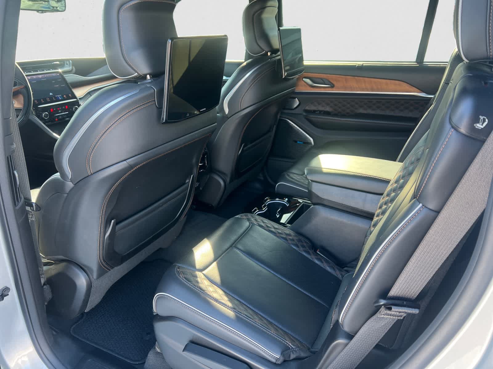 Used 2023 Jeep Grand Cherokee L Summit AWD/4WD image 11