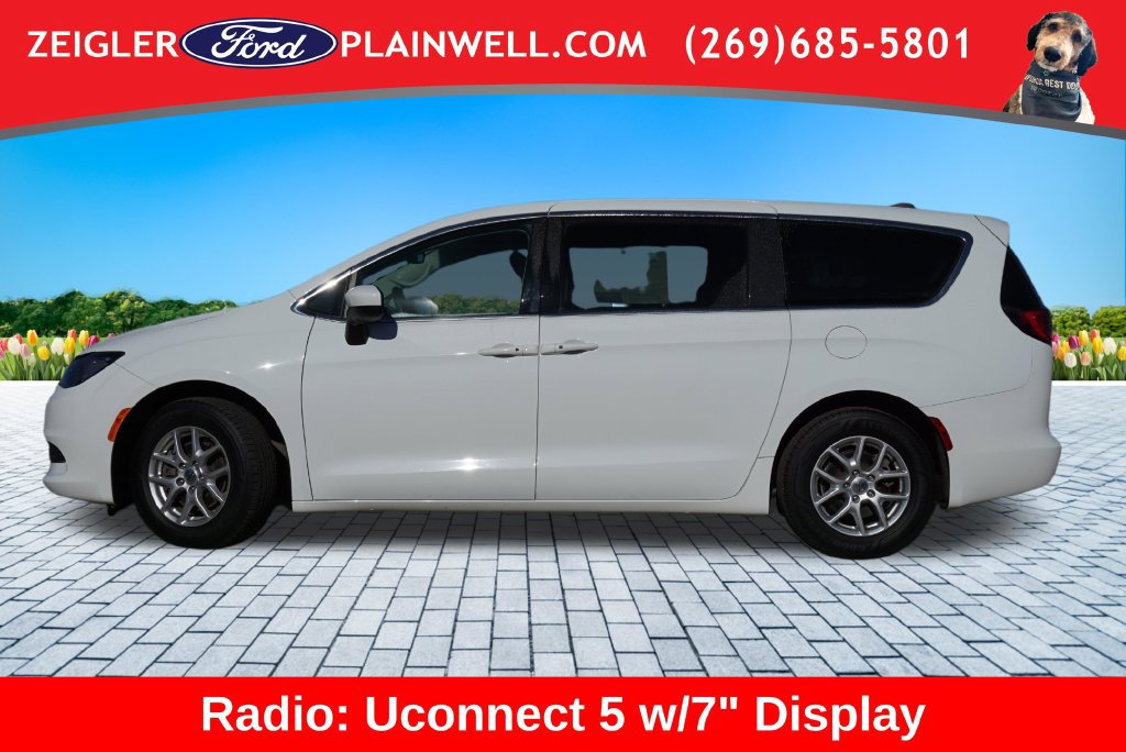Used 2023 Chrysler Voyager LX FWD image 2