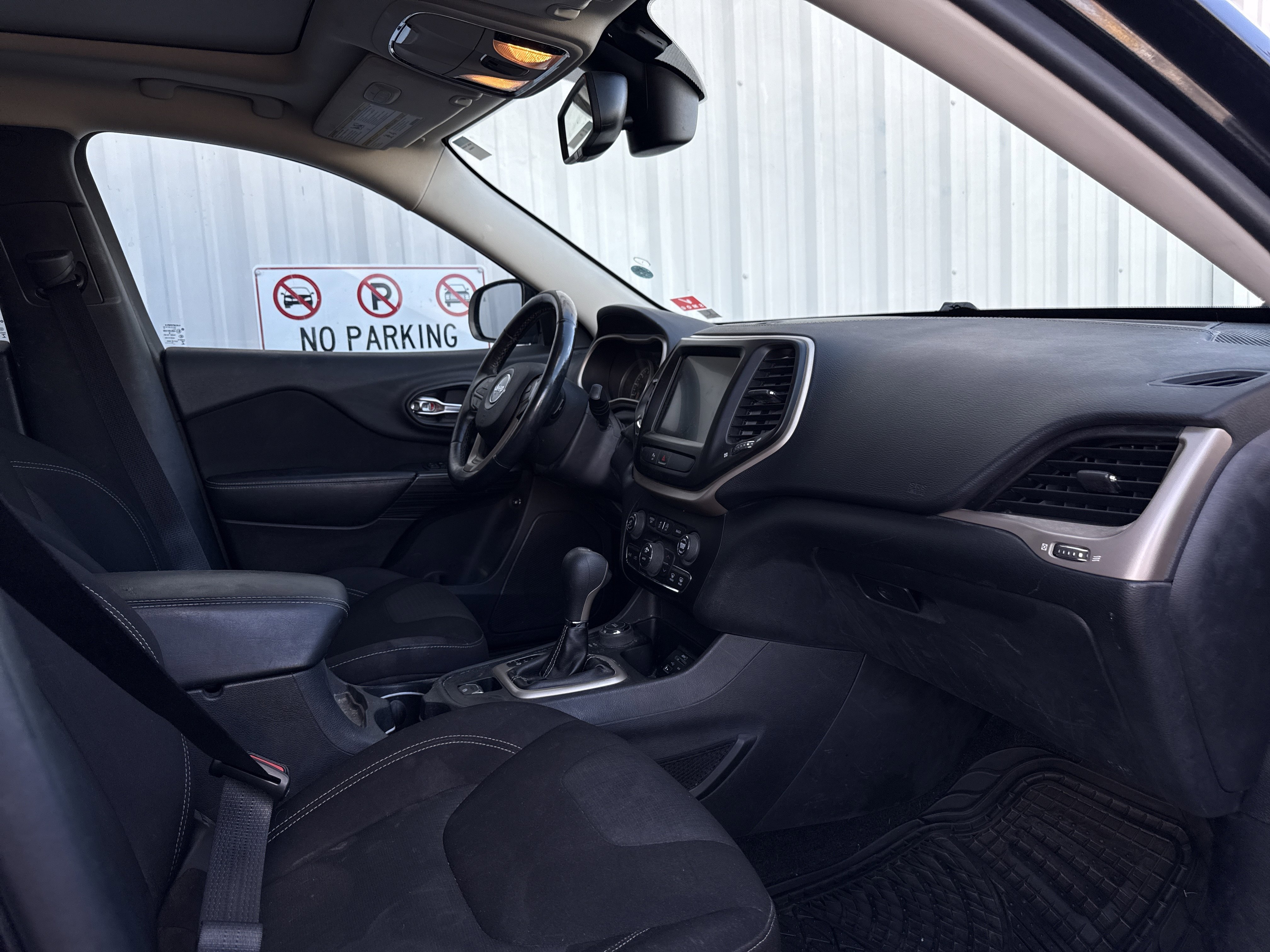 Used 2016 Jeep Cherokee Latitude w/ Comfort/Convenience Group image 28