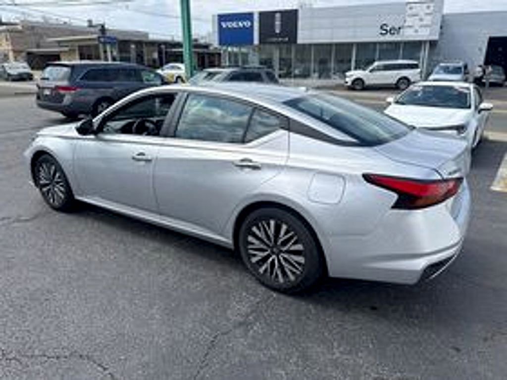 Used 2024 Nissan Altima 2.5 SV FWD image 7