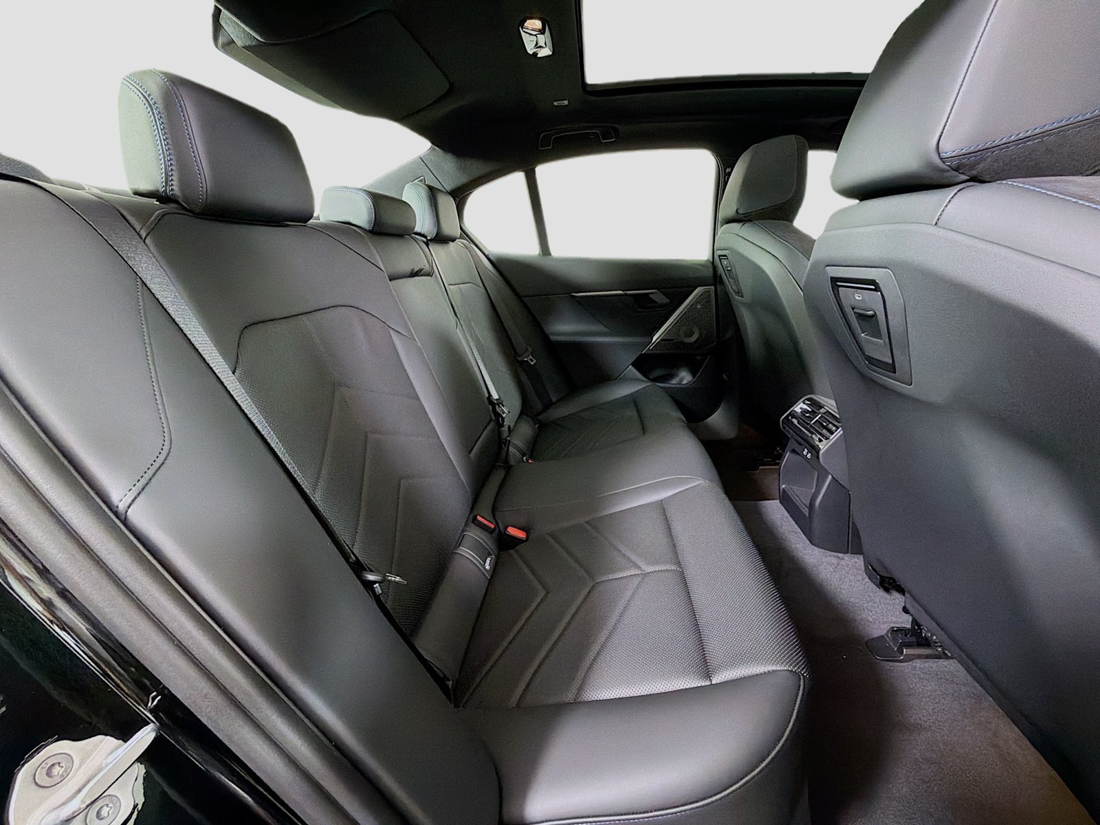 New 2027 BMW 550e xDrive AWD/4WD image 30