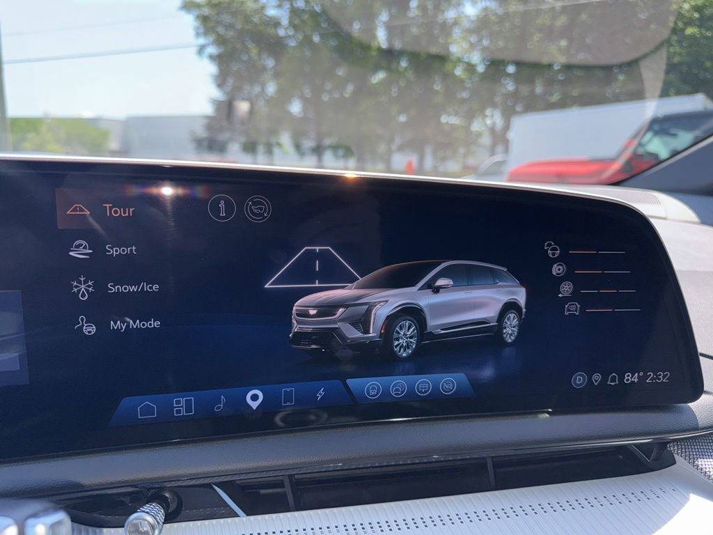 Used 2025 Cadillac Optiq Sport 2 w/ LPO, Floor Liner Package AWD/4WD image 23