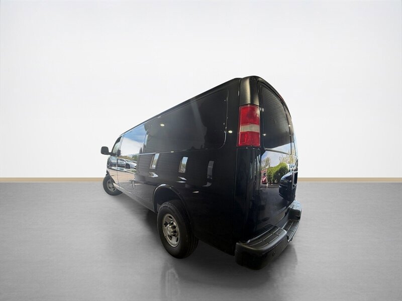 Used 2017 Chevrolet Express 2500 Extended RWD image 6