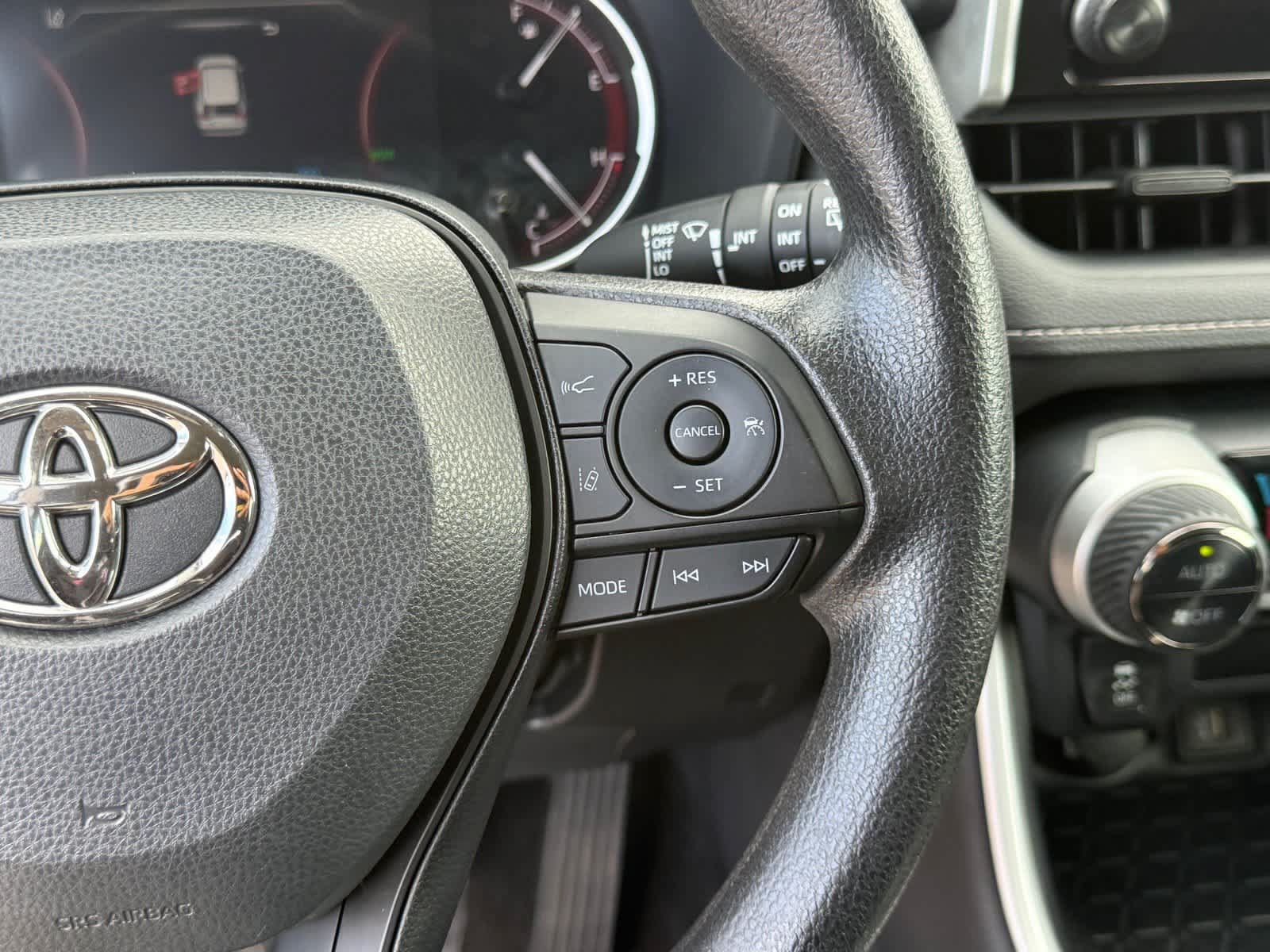 Used 2025 Toyota RAV4 XLE FWD image 18