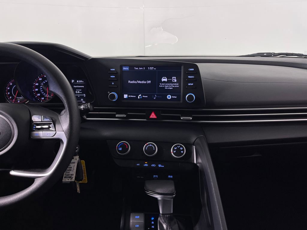 Used 2021 Hyundai Elantra SE FWD image 16
