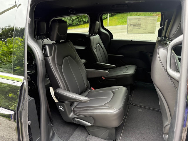 New 2026 Chrysler Pacifica Select image 24