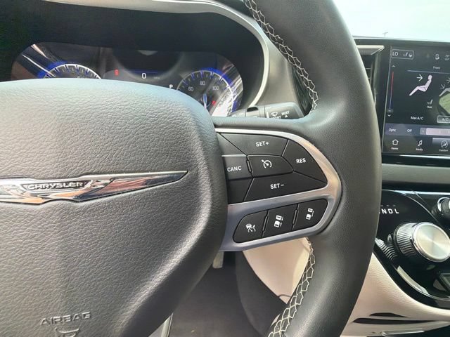 Used 2024 Chrysler Pacifica Touring-L FWD image 31