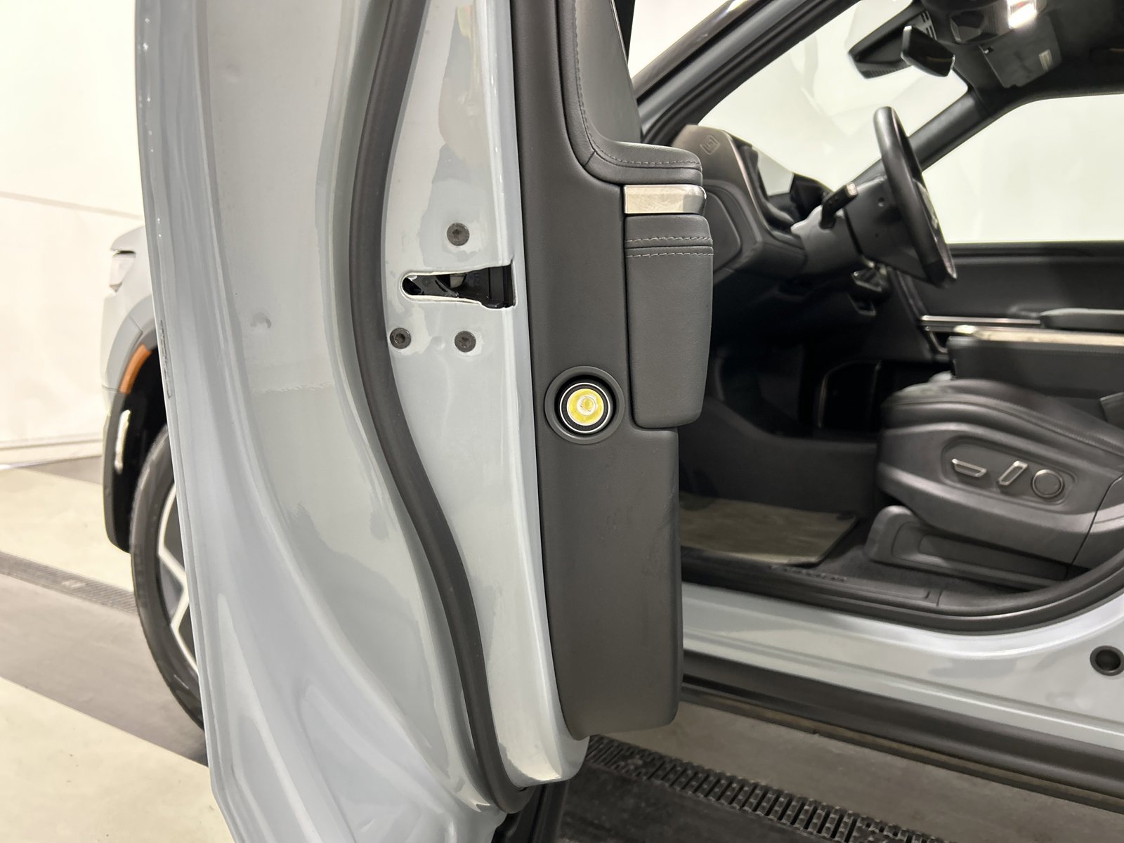 Used 2024 Rivian R1S Adventure AWD/4WD image 32