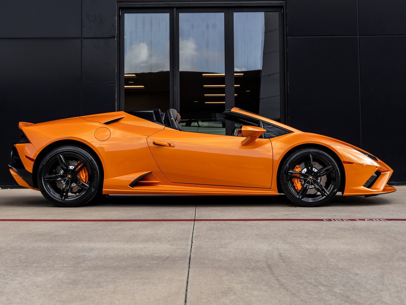 Used 2021 Lamborghini Huracan EVO RWD image 11