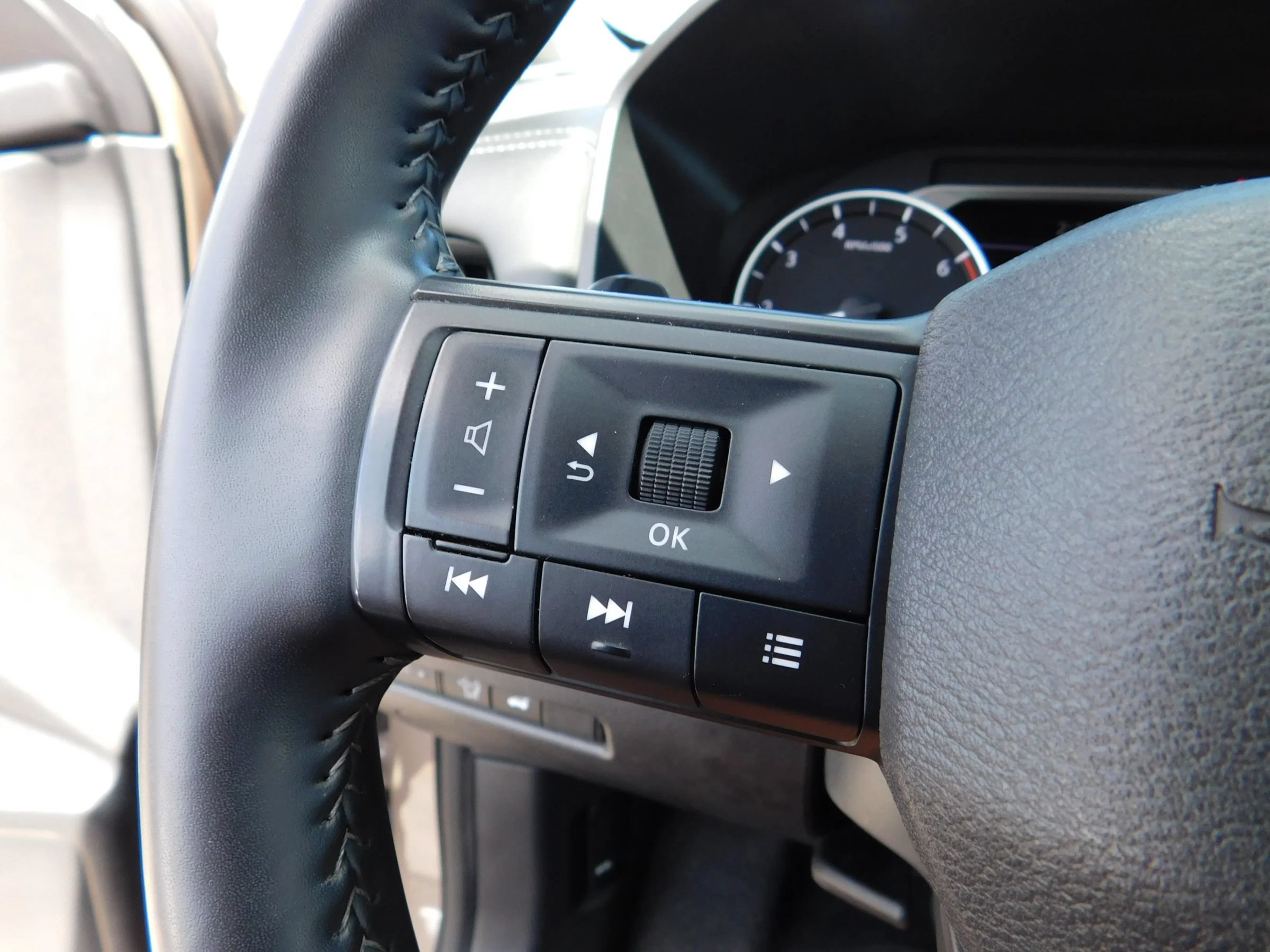Used 2025 Nissan Rogue SV FWD image 24
