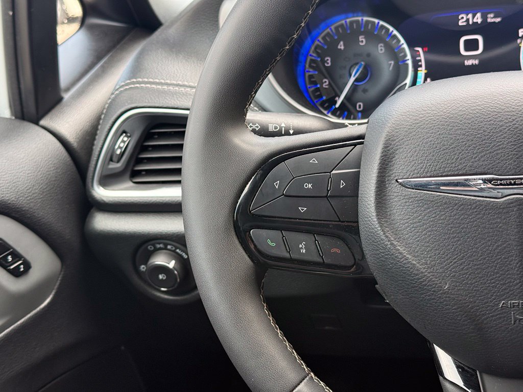 Used 2025 Chrysler Pacifica Limited FWD image 9