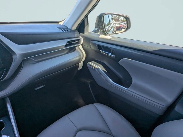 Used 2022 Toyota Highlander XLE image 16