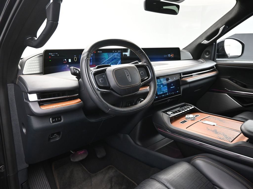Used 2025 Lincoln Navigator Black Label image 19
