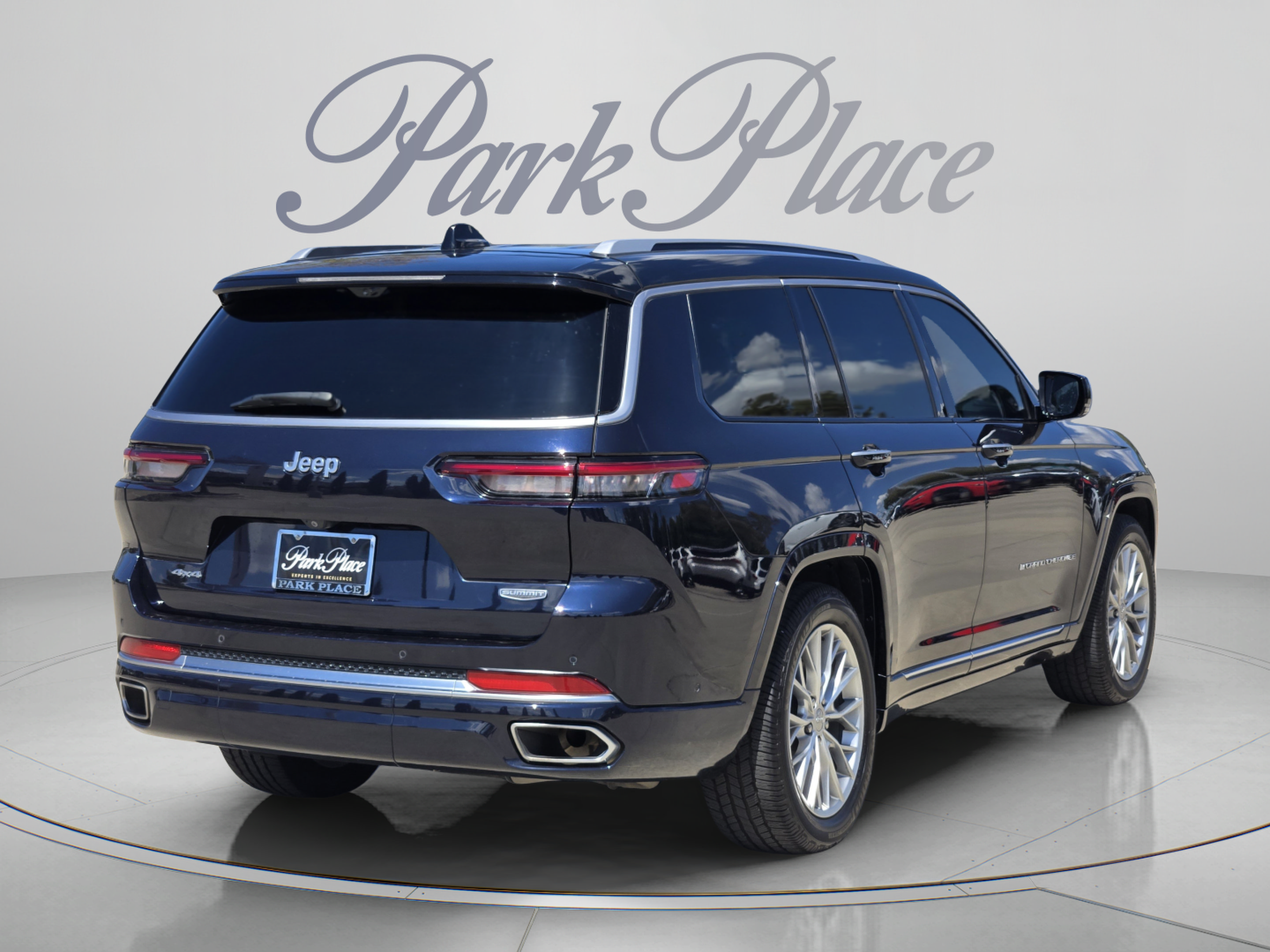 Used 2023 Jeep Grand Cherokee L Summit w/ Advanced Protech Group IV AWD/4WD image 4