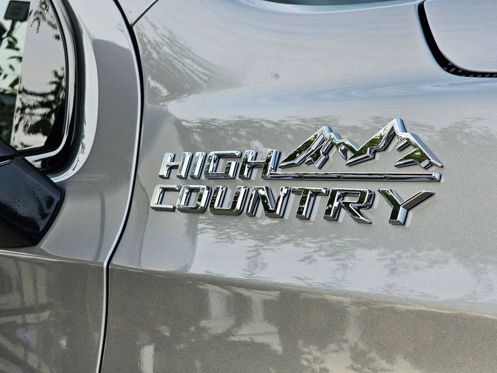 Used 2023 Chevrolet Suburban High Country w/ Premium Package 2 AWD/4WD image 11