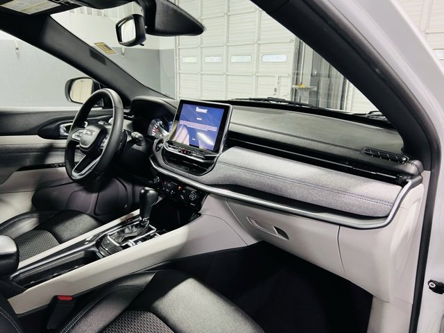 Used 2024 Jeep Compass Latitude image 29