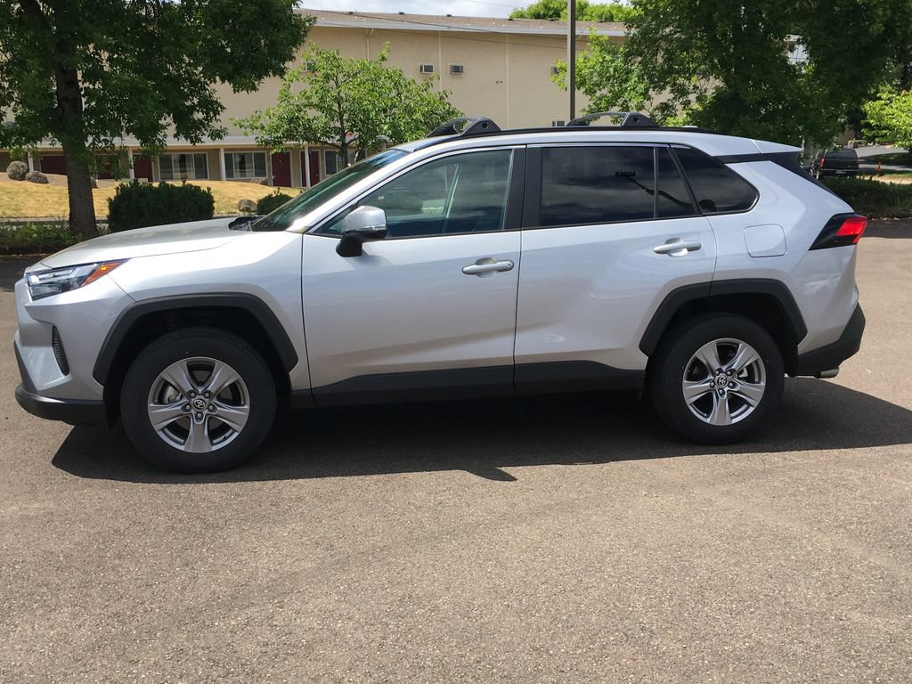 Used 2025 Toyota RAV4 XLE AWD/4WD image 3