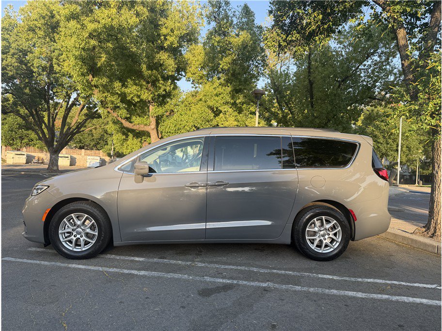 Used 2022 Chrysler Pacifica Touring-L FWD image 8