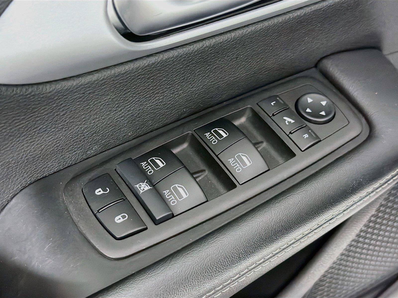 Used 2025 Chrysler Pacifica Limited FWD image 24