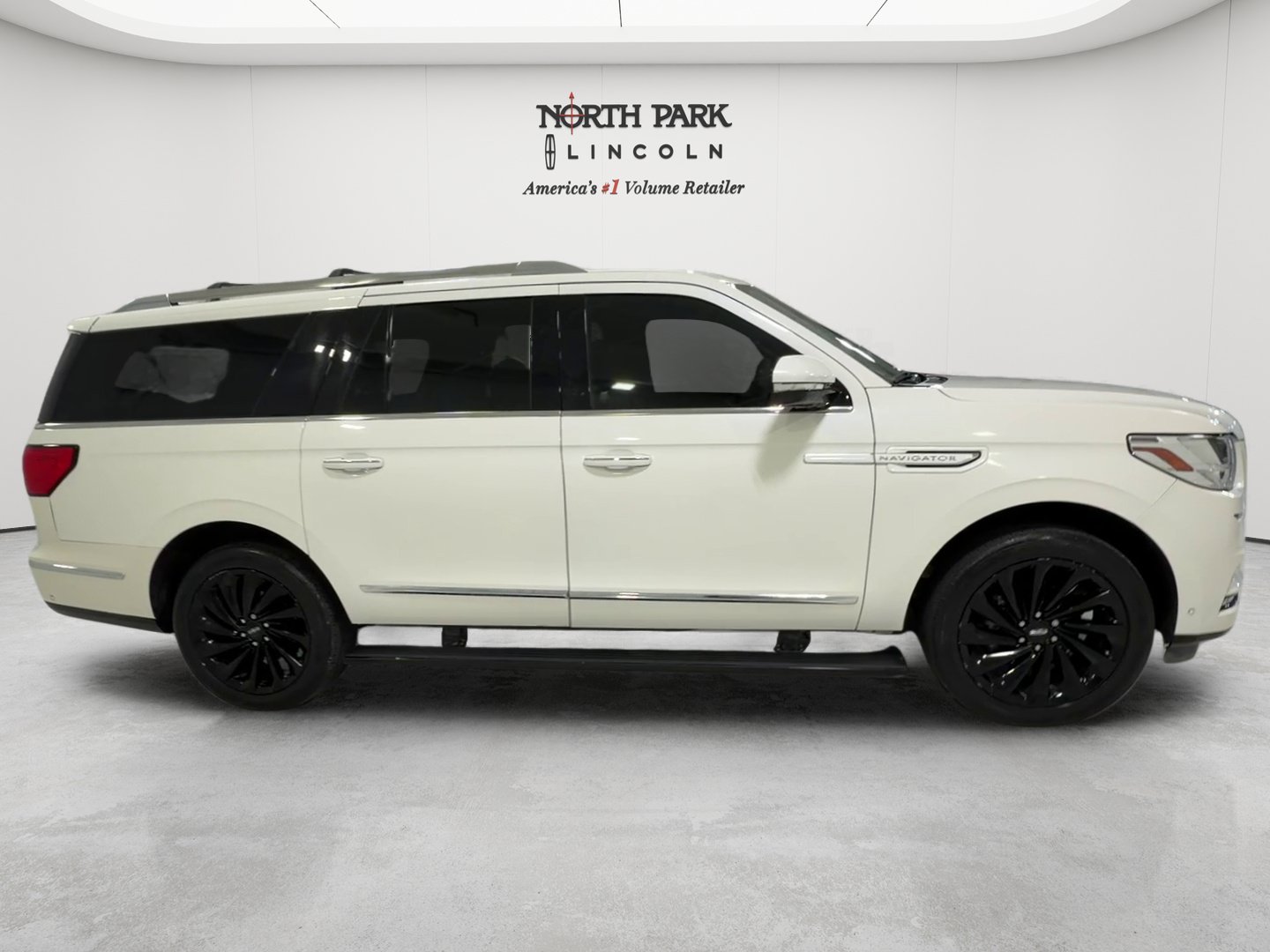 Used 2021 Lincoln Navigator L Reserve RWD image 6