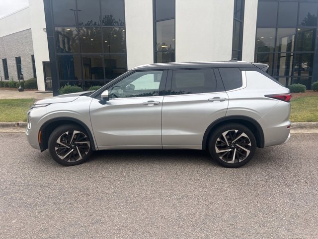 Used 2024 Mitsubishi Outlander SEL image 2