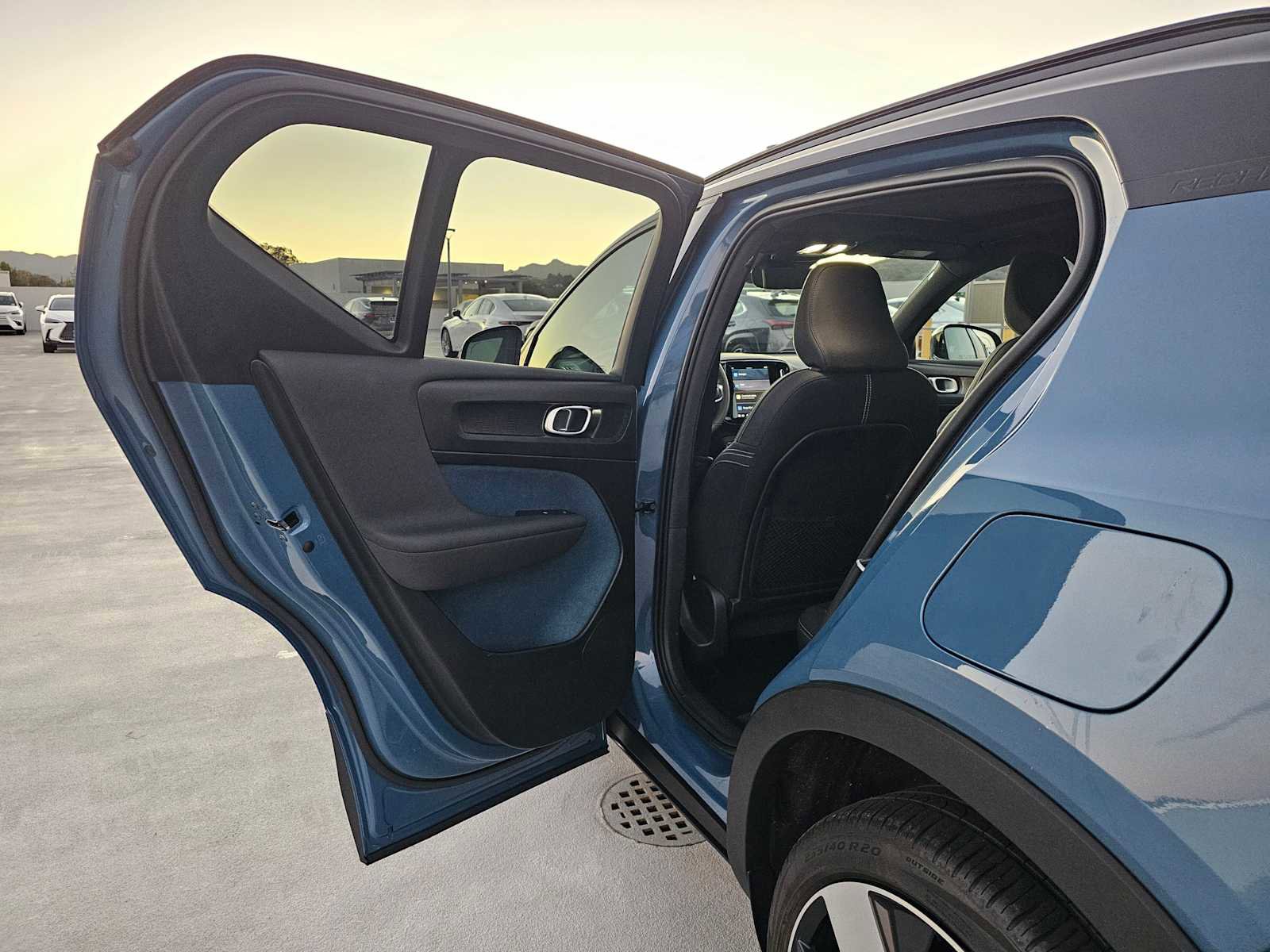 Used 2023 Volvo XC40 Recharge Ultimate image 16