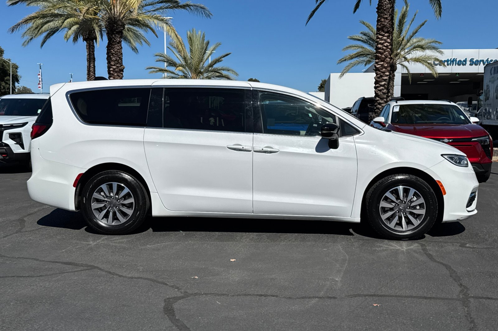 Used 2024 Chrysler Pacifica Limited FWD image 2