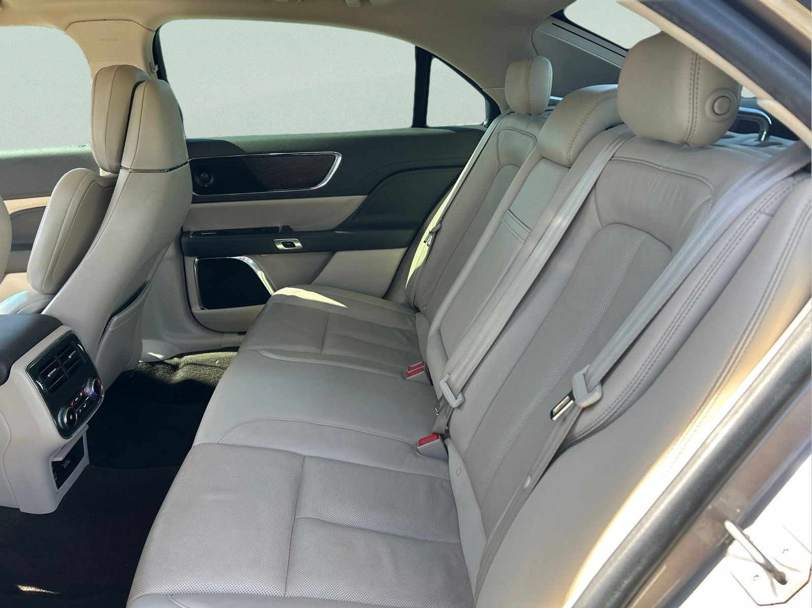 Used 2019 Lincoln Continental Reserve FWD image 10