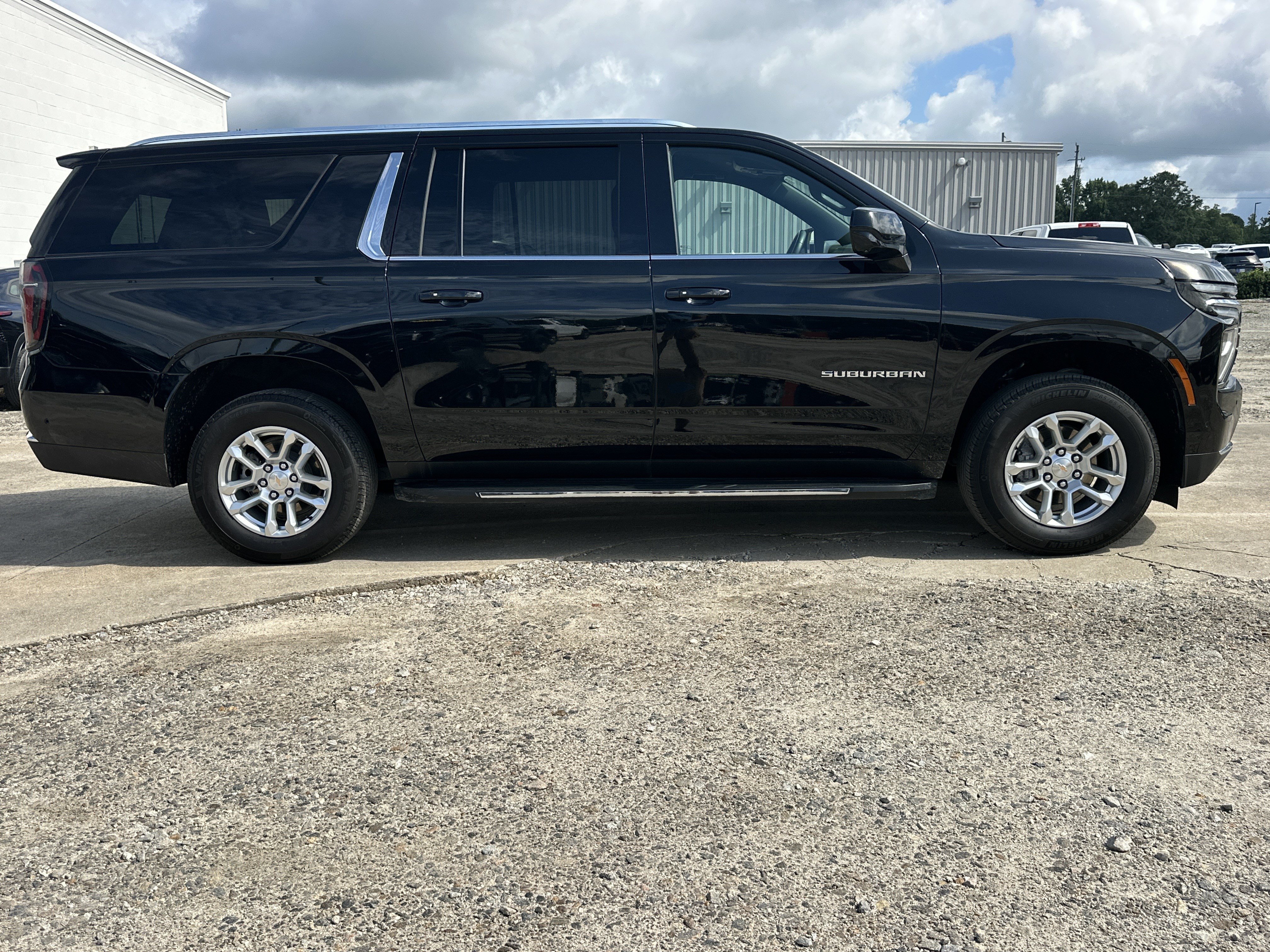 Certified 2025 Chevrolet Suburban LT RWD image 4