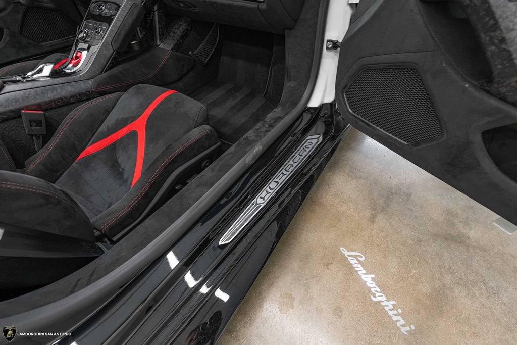 Used 2019 Lamborghini Huracan Performante AWD/4WD image 32
