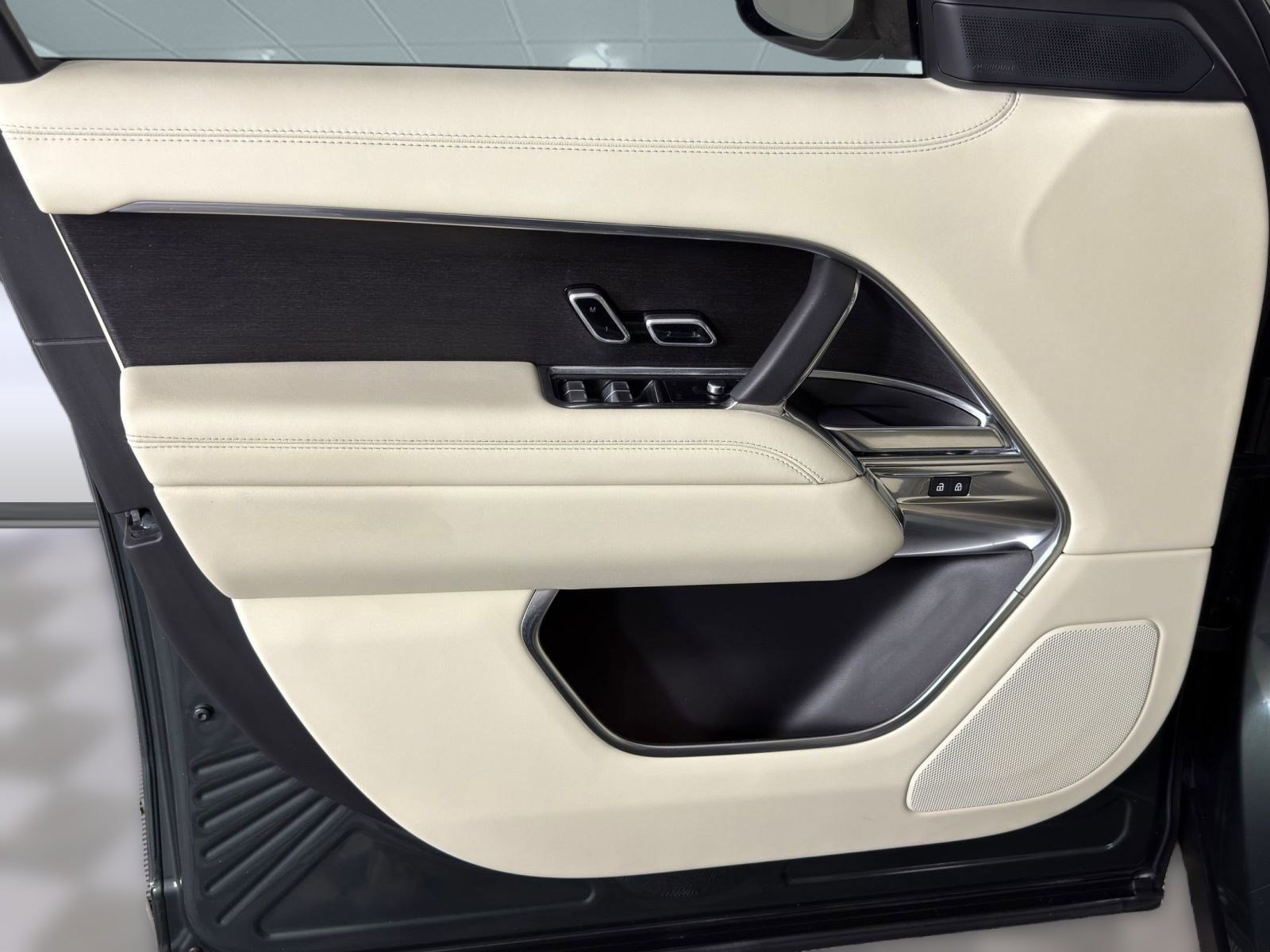 Used 2023 Land Rover Range Rover SE image 12