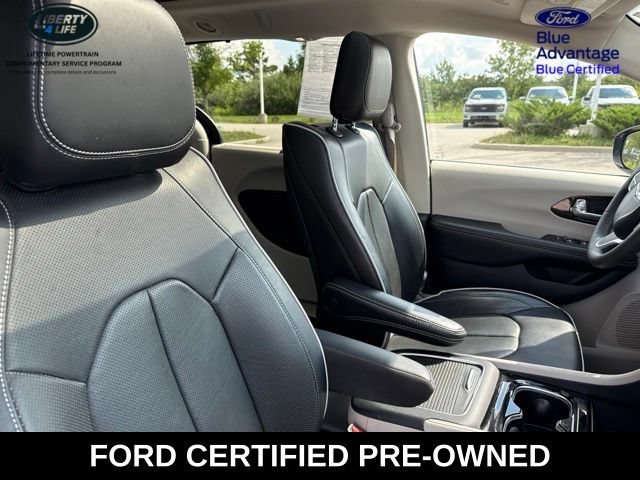 Used 2023 Chrysler Pacifica Limited w/ Uconnect Theater Family Group FWD image 10