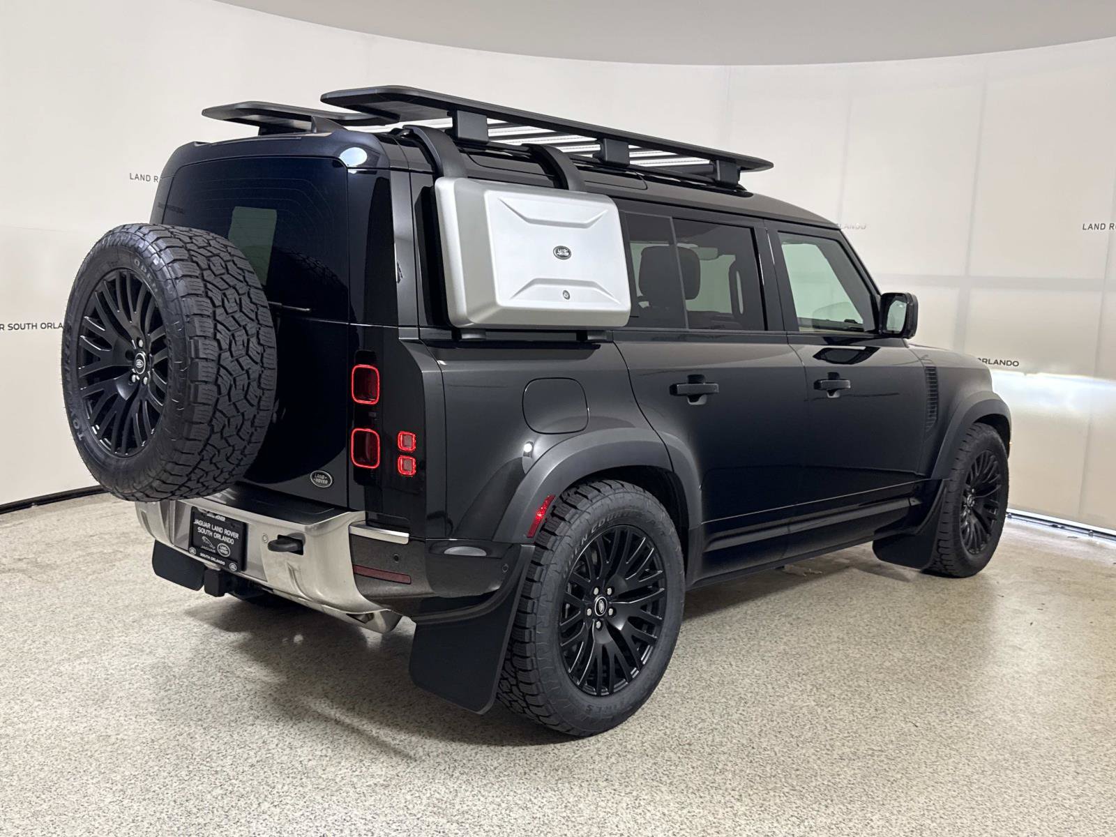 Used 2023 Land Rover Defender 110 SE AWD/4WD image 5
