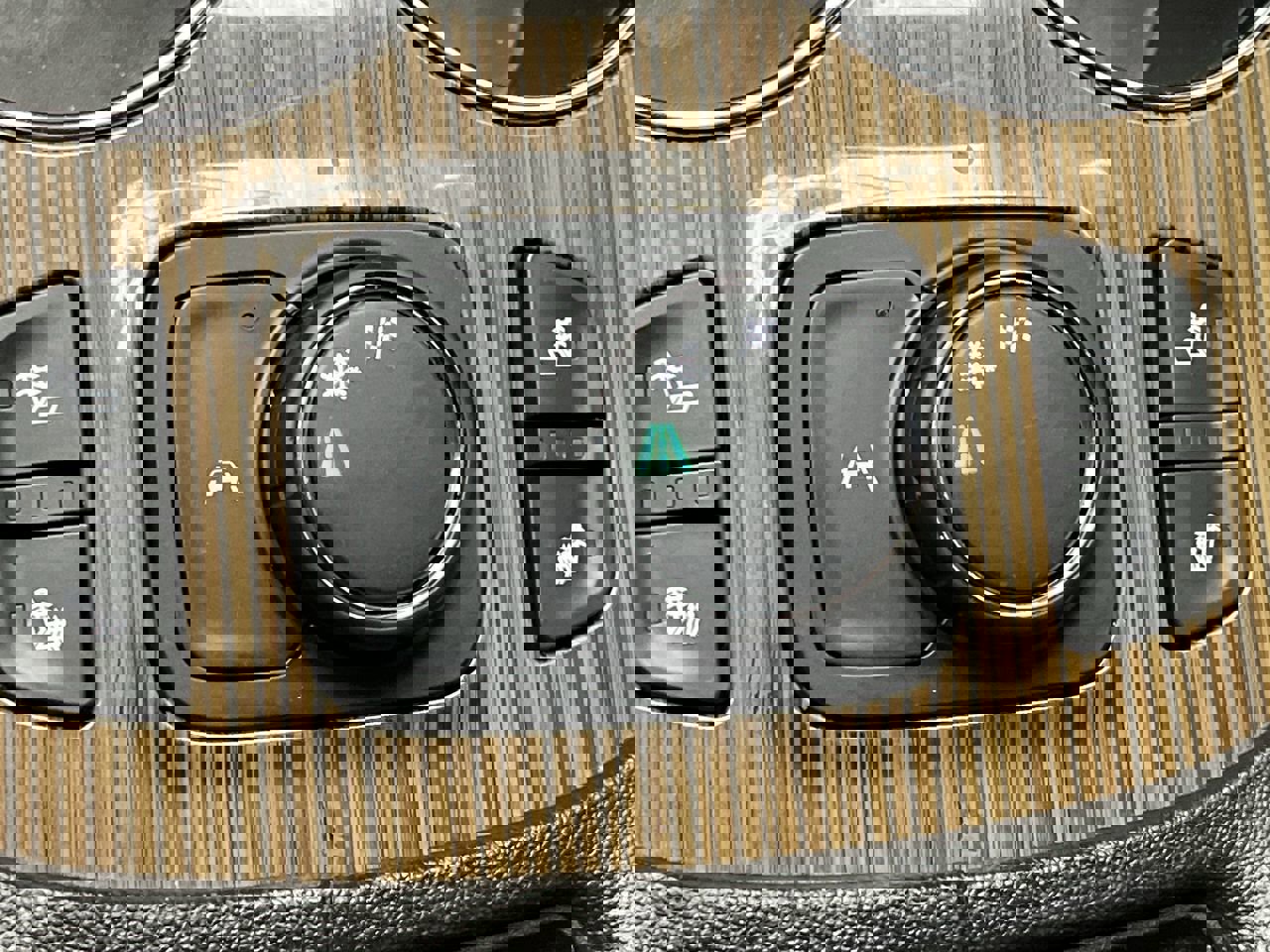 Certified 2021 GMC Acadia SLE w/ Driver Convenience Package image 17