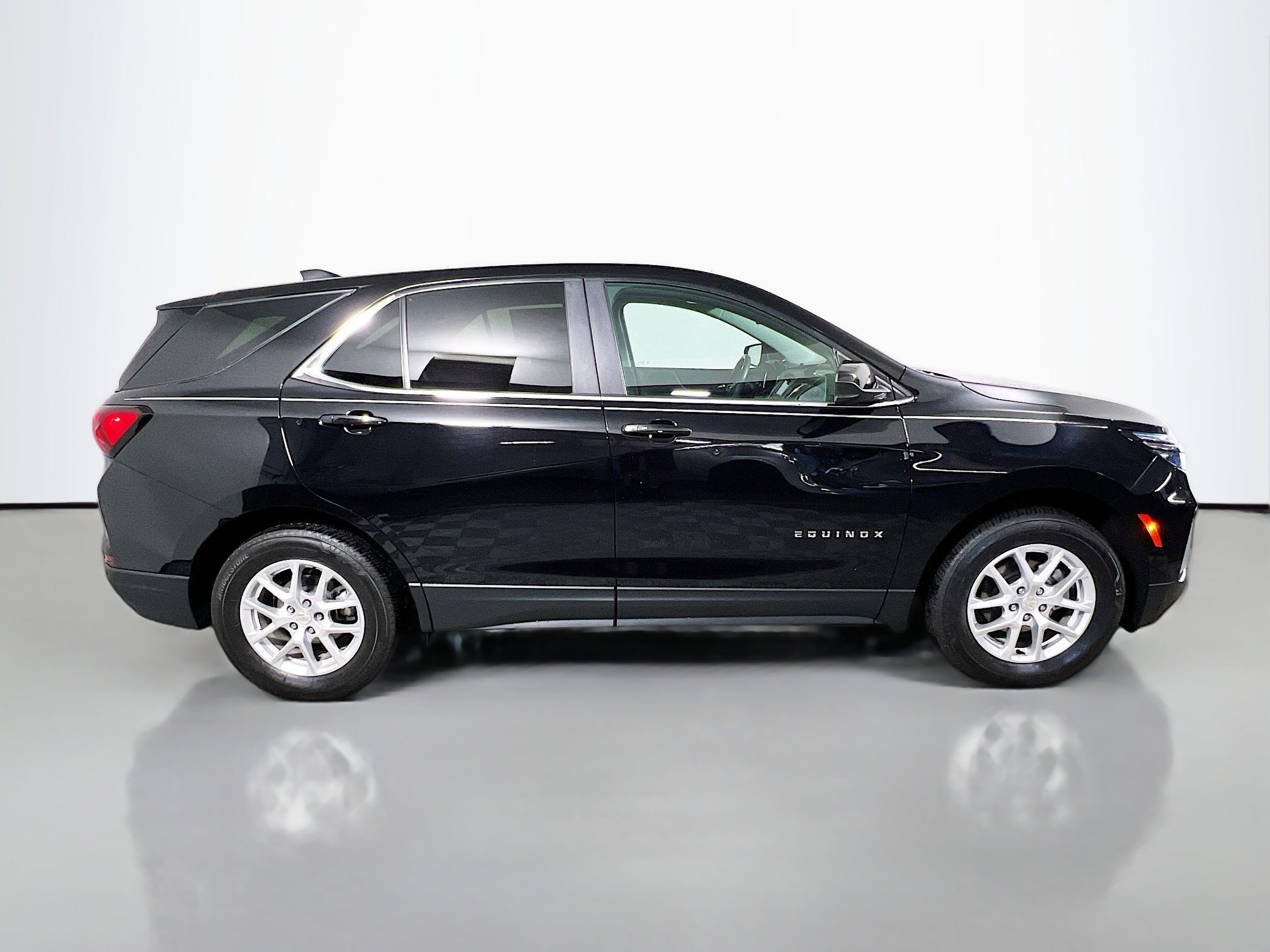 Used 2024 Chevrolet Equinox LT image 3