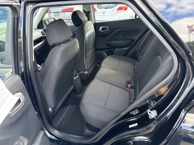 Used 2021 Hyundai Venue SE FWD image 13