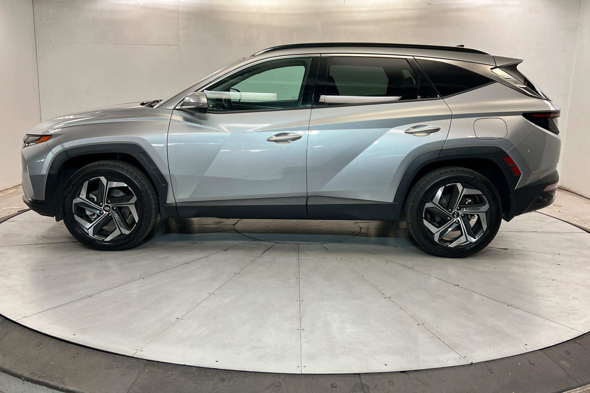 Used 2023 Hyundai Tucson Limited AWD/4WD image 2