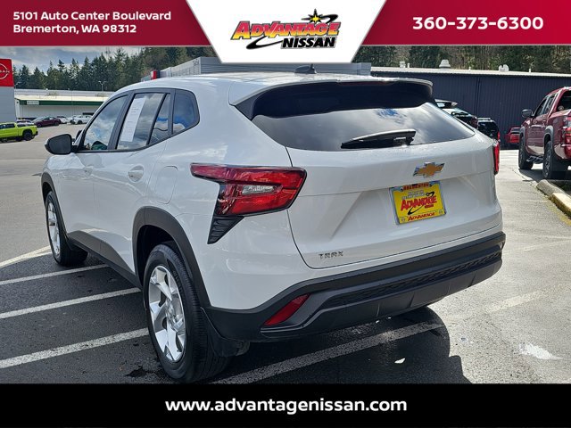 Used 2024 Chevrolet Trax LS w/ LS Convenience Package image 3