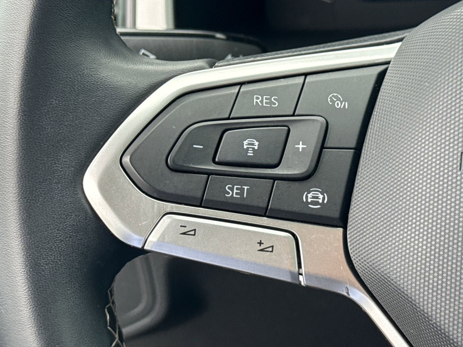 Used 2022 Volkswagen Atlas Cross Sport SE w/ Panoramic Sunroof Package image 22