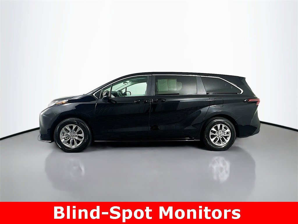 Used 2025 Toyota Sienna LE image 6