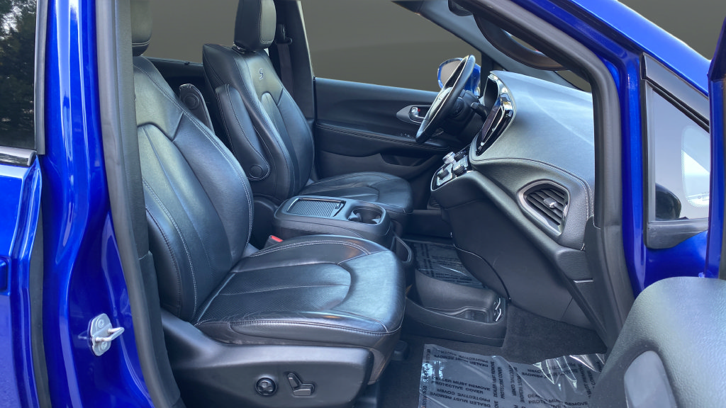 Used 2021 Chrysler Pacifica Touring-L w/ Uconnect Theater Family Group AWD/4WD image 25